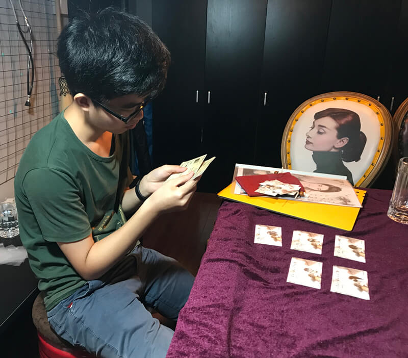 ▲認(rèn)真翻看線索，試圖一步步還原案件真相